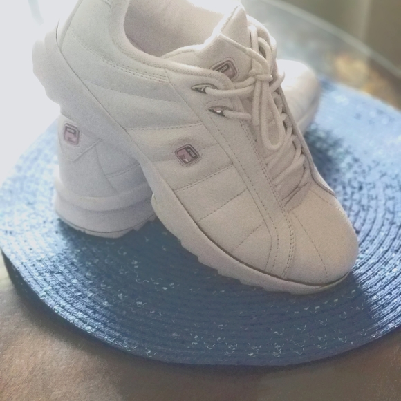 Excellent condition Fila Tennis shoe - Picture 1 of 5